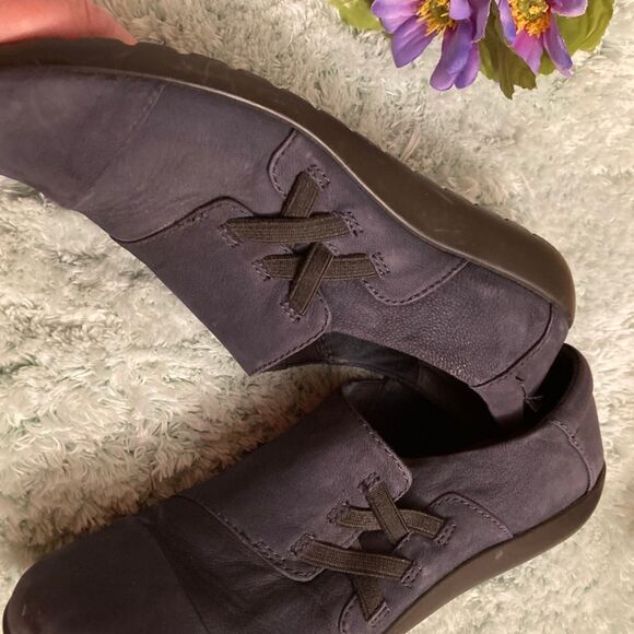 Clark’s Soft Cushion Slip On Shoes - Picture 4 of 7